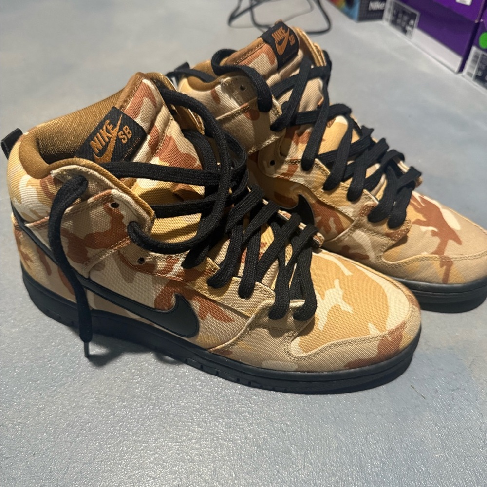 Nike Tan and Cream Fabric Detail
